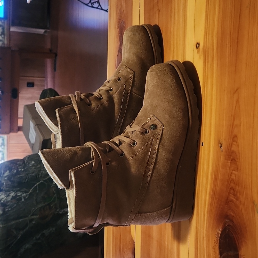 Bearpaw boots Size 8 Wide